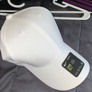 White Nike Unisex baseball cap